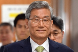 [서울포토] ‘시종일관 미소짓는’ 고영한 전 대법관 법정으로