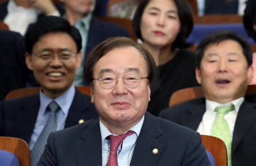 [포토] ‘터져버린 웃음’ 강효상 자유한국당 의원