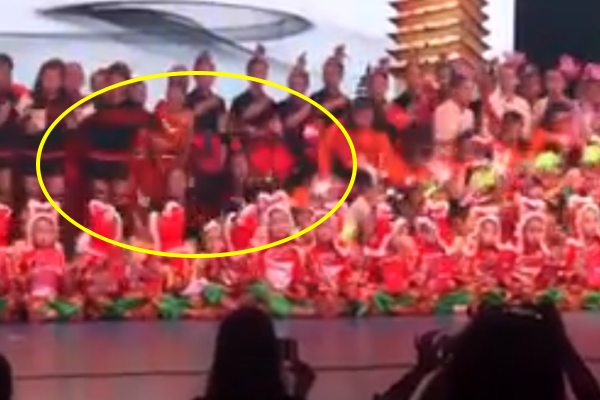 중국서 어린이 댄스대회 무대 ‘와르르’