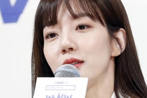 임수정, 올 화이트 패션도 완벽 소화 ‘여전한 동안 미모’