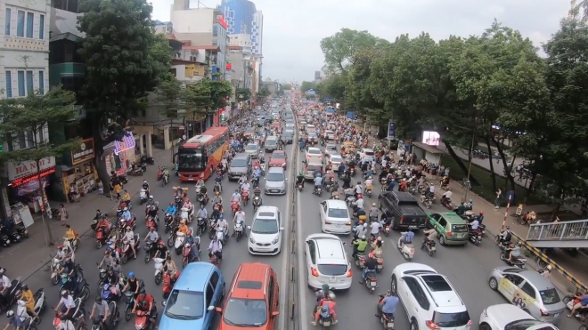 왕복 8차선 도로에 수 많은 오토바이와 차들로 가득한 베트남 하노이 모습(유튜브 영상 캡처)