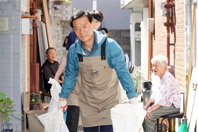 이승로 성북구청장이 지난 22일 장위3동 한 단독주택에서 진행된 ‘고령자 맞춤형 주택개조 사업’에 참여, 청년들과 함께 공사 잔해물을 밖으로 옮기고 있다. 성북구 제공 이승로 성북구청장이 지난 22일 장위3동 한 단독주택에서 진행된 ‘고령자 맞춤형 주택개조 사업’에 참여, 청년들과 함께 공사 잔해물을 밖으로 옮기고 있다. 성북구 제공