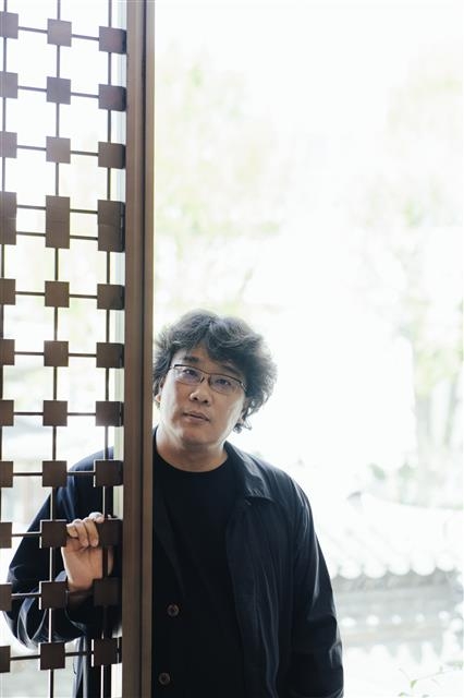 영화 ‘기생충’ 말미에는 봉준호 감독이 가사를 쓰고 장남 기우를 연기한 최우식이 부른 ‘소주 한잔’이 흐른다. 봉 감독은 “영화가 끝나도 ‘기우’의 뒤를 따라가고 싶은 감정이 담겨 있다”고 말했다. CJ엔터테인먼트 제공