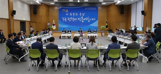 충남도 3농정책위원회에 참여한 농어민 및 관련 단체 관계자, 도 직원들이 각종 농어업 정책을 놓고 토론하고 있다. 충남도 제공