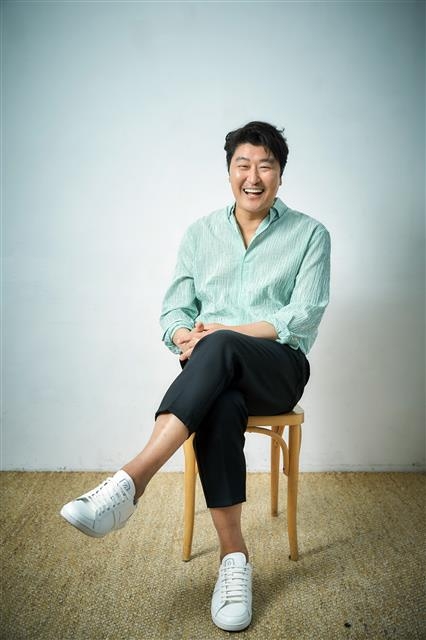 영화에서 무능한 가장 ‘기택’을 연기한 송강호는 “전작들과 달리 가벼운 캐릭터여서 부담이 덜했다”면서 “봉 감독이라는 ‘큰 산’이 그림자를 드리워줘 편하게 연기할 수 있었다”고 웃었다. CJ엔터테인먼트 제공