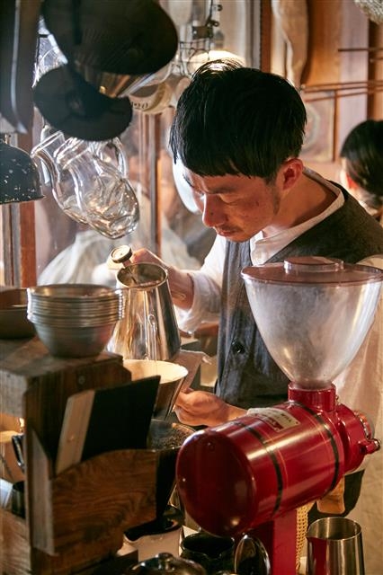 커피는 물의 온도와 추출 시간, 추출 방식 등 맛에 영향을 주는 무수한 변수가 있고 바리스타는 이를 통제해 원하는 맛을 만들어 낸다. 일본 교토의 카페 ‘와이프&허즈번드’의 바리스타가 섬세한 동작으로 커피를 내리고 있다.