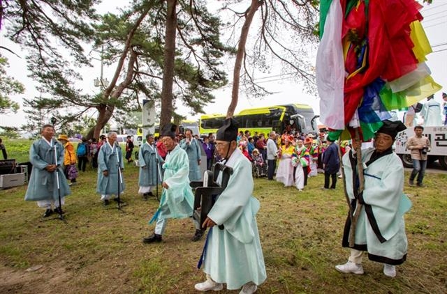 지난 19일 강릉단오제 대관령국사성황을 모시고 대관령국사여성황사로 가기 전 국사성황이 태어난 학산서낭당에 잠시 머물러 굿과 제례를 펼치고 있다. 강릉시 제공