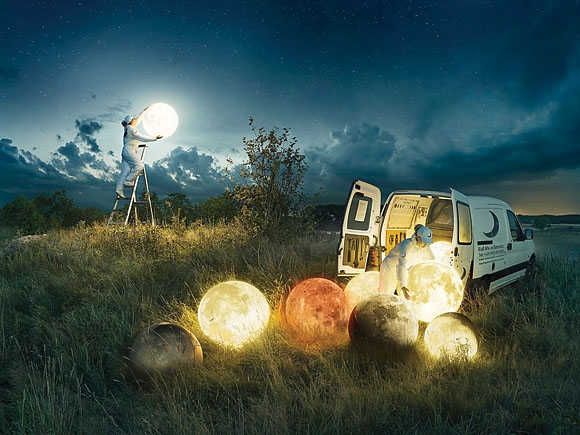 에릭 요한슨의 작품. ‘ⓒ Erik Johansson, 2019/Full Moon Service, 2017’.  롯데백화점 제공