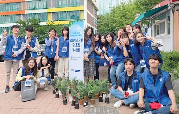 지난 18일 서울 동대문구 동답초등학교 ‘초등학교 숲 조성´ 봉사활동에 참여한 삼성증권 대학생 봉사단 ‘야호’(YAHO) 단원들이 봉사를 마치고 기념촬영을 하고 있다. 삼성증권 제공