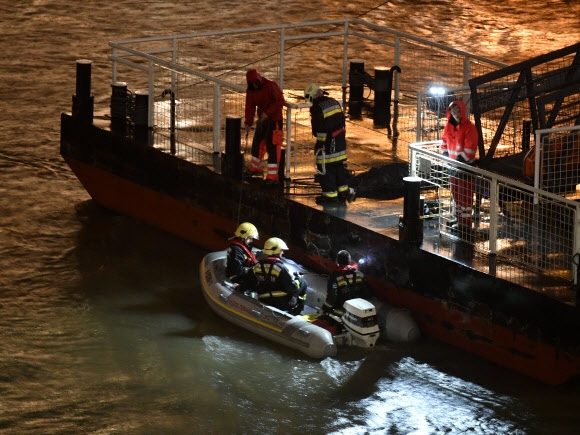 29일(현지시간) 저녁 헝가리 부다페스트 다뉴브강에서 한국인 관광객들이 탑승한 유람선이 침몰해 구조 및 수색 작업이 진행되고 있다.  EPA 연합뉴스
