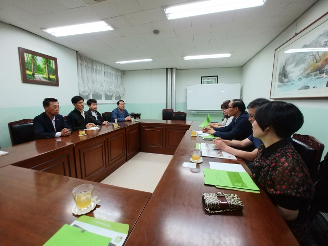 김태수 서울시의회 환수위원장(왼쪽 네 번째)이 29일 서울중목초등학교 운영위원회실에서 학교 관계자, 휴테코 관계자, 서울시의회 관계 공무원과 간담회하는 모습.