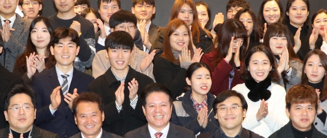 　지난해 11월 개최된 2018 안양시 청년정책서포터즈 워크숍. 최대호(맨 앞줄 가운데) 시장과 청년들이 행사를 마치고 기념촬영을 하고 있다. 안양시 제공