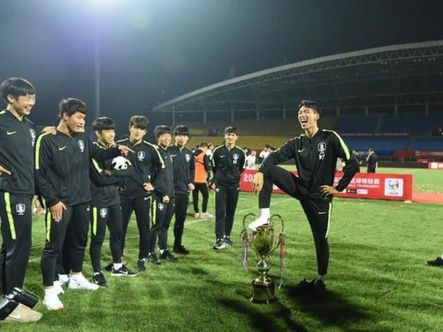 중국 판다컵에서 우승한 18세 이하 한국 청소년 축구대표 선수들이 29일 저녁 경기 후 우승컵 위에 발을 올려놓고 웃고 있다. 바이두캡처