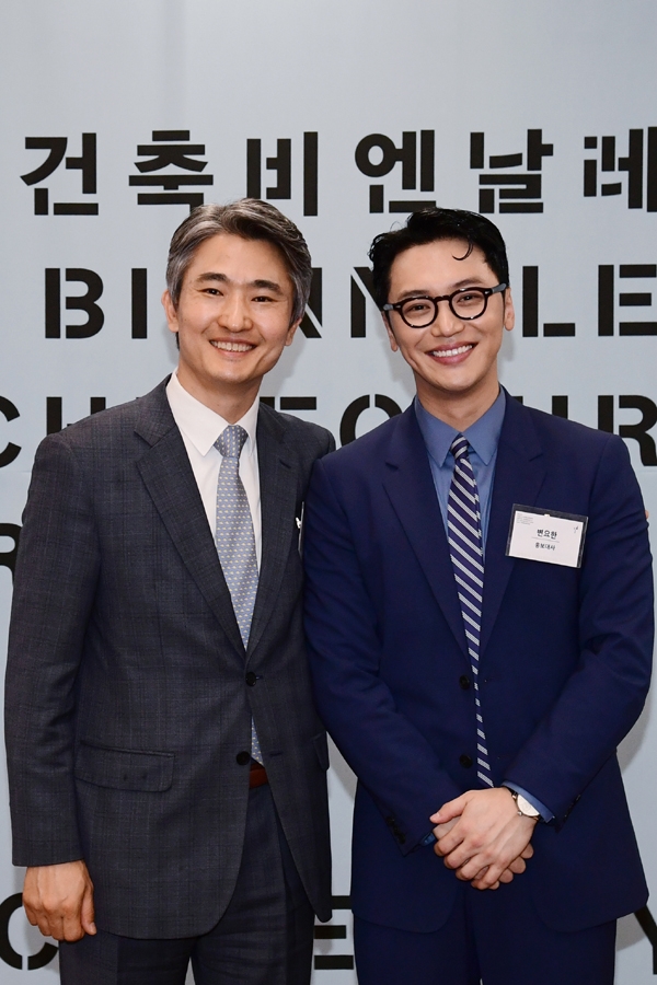 2019 서울도시건축비엔날레 개막 D-100일 기념행사…변요한 홍보대사와 함께 김인제 의원(서울시의회 도시계획관리위원장·왼쪽), 배우 변요한(서울도시건축비엔날레 홍보대사)