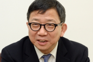 [2000자 인터뷰 15]이원덕 “아베, 트럼프 불러들여 원하는 것 다 얻어”