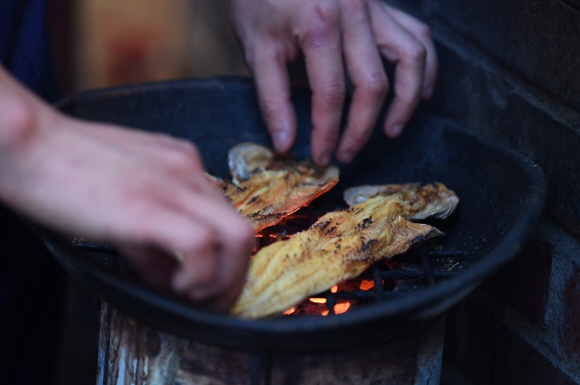 ‘을지OB’는 연탄 화덕에 맨손으로 노가리를 굽는 강옹의 전통을 고수하고 있다.