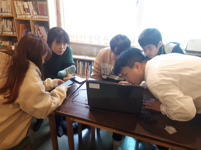 학생들이 강사로부터 영상 촬영 기술에 대해 지도를 받고 있다. 평택교육지원청 제공 