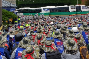 회관 앞 노사대치→장소 기습변경→10분만 의결 가결…긴박했던 현대重 주총의 날