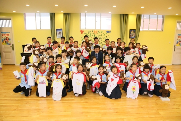 착한한류 프로젝트 ‘꿈키움교실’에 참여한 한국국제문화교류진흥원 김용락 원장 및 아티스트 보이스토리(BOY STORY)와 투주초등학교 학생들