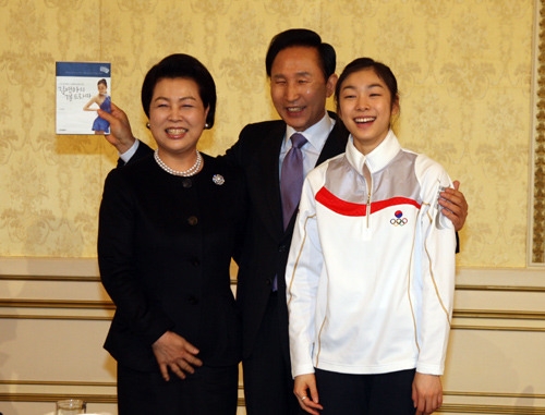 전 대통령 이명박씨(가운데)와 김윤옥씨(왼쪽)가 2010년 캐나다 밴쿠버 동계올림픽에서 금메달을 딴 피겨선수 김연아와 함께 기념촬영을 하고 있다.