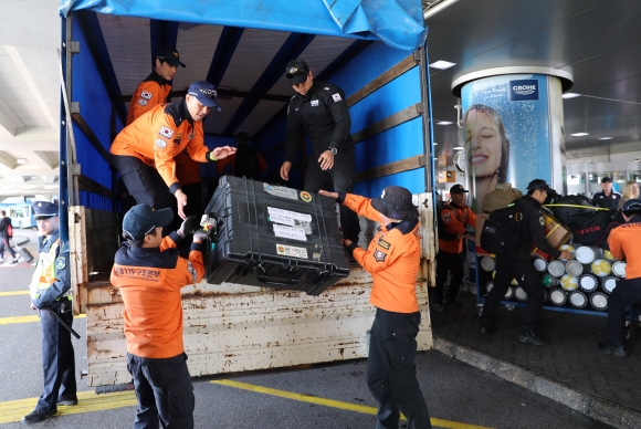 Special South Korean rescue team arrive at Ferenc Liszt International Airport in Budapest, Hungary, May 31, 2019. REUTERS/Marko Djurica/2019-05-31 16:54:18/ <저작권자 ⓒ 1980-2019 ㈜연합뉴스. 무단 전재 재배포 금지.>