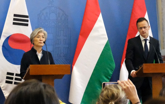 언론 브리핑 하는 한-헝가리 외교장관