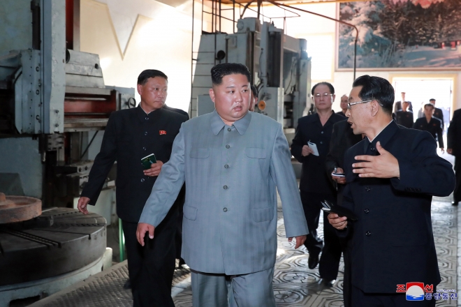 김정은 북한 국무위원장이 장자강공작기계공장을 시찰했다고 조선중앙통신이 1일 보도했다. 김정은 북한 국무위원장이 지난달 9일 단거리 미사일 발사 참관 이후 23일만에 공개활동에 나섰다. 2019.6.1 연합뉴스