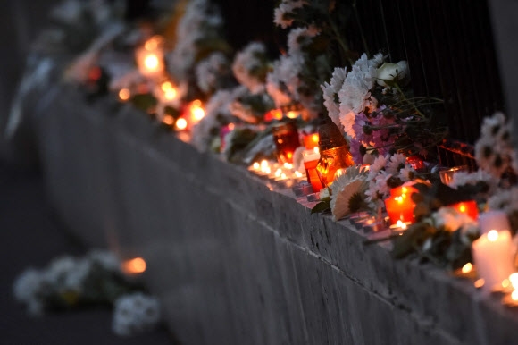 부다페스트 韓대사관 앞에 놓인 추모 촛불과 조화들