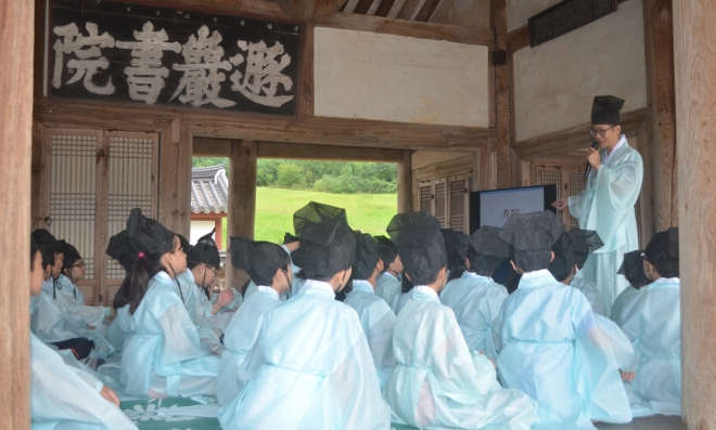 돈암서원 소속 도포 차림의 유림들이 요즘에도 1주일에 한번씩 모여 강학을 하고 있다. 한국의 서원 통합보존관리단 제공