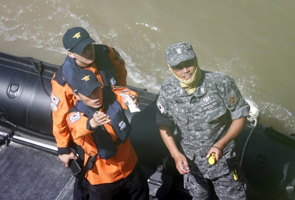1일(현지시간) 한국정부 신속대응팀이 헝가리 당국과 함께 다뉴부강에서 침몰한 유람선에 대해 공동 수색작업에 나섰다.