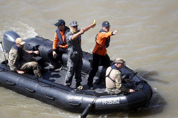 1일(현지시간) 한국정부 신속대응팀이 헝가리 당국과 함께 다뉴부강에서 침몰한 유람선에 대해 공동 수색작업에 나섰다.AP 연합뉴스
