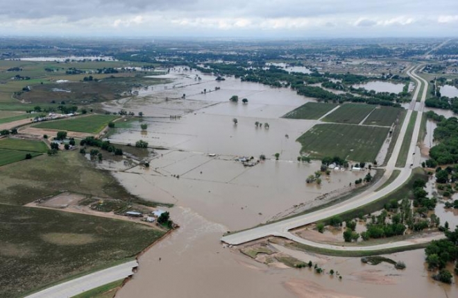 2013년 미국 콜로라도주를 덮친 홍수로 인해 도로와 지역 곳곳이 물에 잠긴 모습. 최근 미국 연구진이 기후변화로 인한 극한기상 피해를 입은 지역민들이 기후변화에 대한 인식이 더 높다는 사실을 밝혀냈다.  미국 환경보호국(EPA) 제공