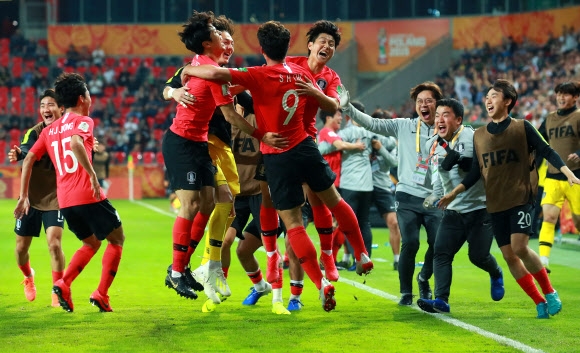 20세 이하(U-20) 남자 축구대표팀이 지난 1일 폴란드 티히 스타디움에서 열린 2019 국제축구연맹(FIFA) U-20 월드컵 F조 조별리그 3차전 아르헨티나와의 경기 전반 41분 오세훈(등번호 9번)이 헤딩 선제골을 성공시키자 서로 얼싸안으며 기뻐하고 있다. 티히 연합뉴스