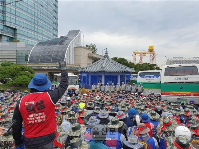지난달 31일 주주총회가 울산 동구 현대중공업 본사 체육관에서 열릴 수도 있다는 소식이 들리자 본사 앞을 노동자들이 막고 있다.
