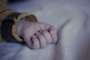 “반려견 할퀴어 사망” 라면박스에 7개월 영아 두고 간 부부