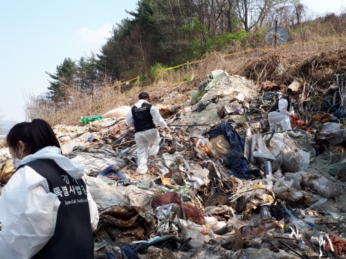 경기도특별사법경찰단의 쓰레기 무단투기 수사 모습