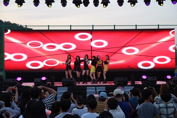 ‘2019 우유의 날(MILK UP Festival) & 국내산 치즈 페스티벌’에서  축하공연을 하고 있는 에이핑크​.