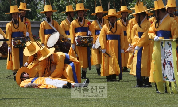 3일 오전 서울 용산구 국방부 연병장에서 정경두 국방부 장관과 패트릭 섀너핸 미국 국방부 장관 대행의 사열을 준비하던 전통의장대 취타대 병사가 더위에 쓰러져 있다. 2019. 06.03. 박윤슬 기자 seul@seoul.co.kr