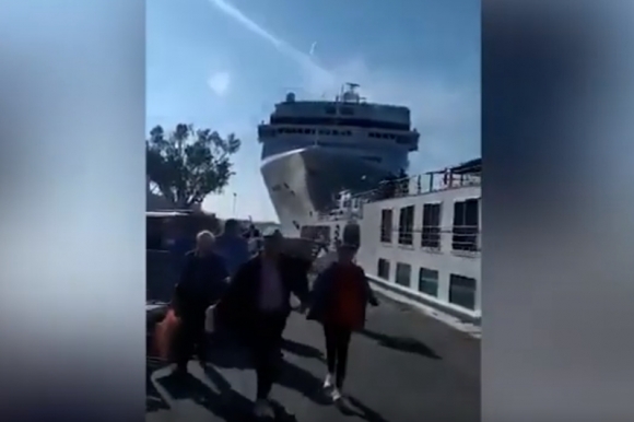 이탈리아 베네치아에서 대형 크루즈선과 유람선 충돌…관광객 5명 부상