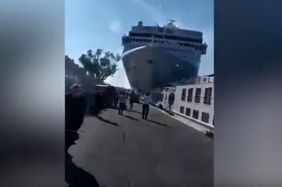 이탈리아 베네치아에서 대형 크루즈선과 유람선 충돌…관광객 5명 부상
