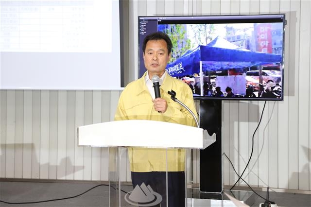 박겸수 서울 강북구청장이 지난달 28일 열린 2019 을지태극연습에서 대형 화재를 가정한 훈련을 한 뒤 피해 상황을 발표하고 있다. 박 구청장 뒤로 스마트상황전파시스템이 보인다. 강북구 제공