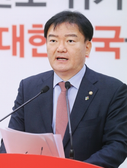 정치는 대화와 타협의 기술 혹은 가능성의 예술로 간주되지만, 한국에서는 국민 갈등의 원천으로 작동하고 있다. 특히 제1야당 관계자들의 발언이 파장을 일으켰다. 자유한국당 민경욱 의원은 헝가리 단체여행객 참사에 대응팀을 보낸 문재인 대통령이 신속대응을 주문하자 “골든타임은 3분”이라는 게시물을 올려 비난을 받았다. 연합뉴스