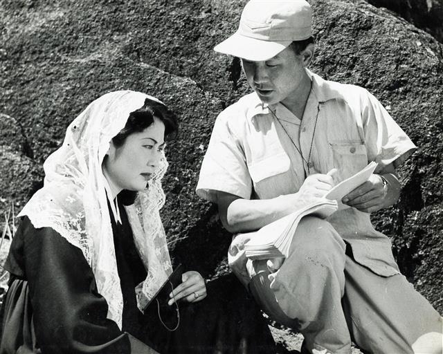 ‘운명의 손’에서 마가렛과 정애라는 두 이름의 스파이를 연기한 배우 윤인자(왼쪽)와 한형모 감독. 한국영상자료원 제공