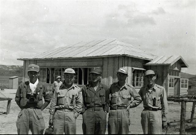 6·25전쟁 시기에 제작된 기록영화 중 유일하게 남아 있는 작품은 국방부 정훈국 촬영대가 제작한 ‘정의의 진격’(1951·1952)이다. 한형모(왼쪽 두 번째) 감독은 직접 ‘국방부 촬영대’라고 쓴 완장을 차고 전장으로 촬영을 나가는 등 당시 영화인들의 열정과 역량을 여실히 드러낸 인물이다.  한국영상자료원 제공