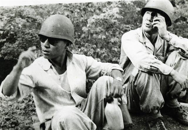 6·25전쟁 시기 영화 촬영 현장에서의 한 감독(오른쪽). 한국영상자료원 제공