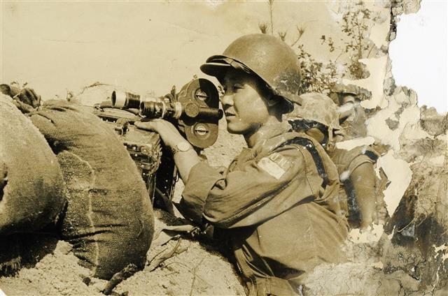 6·25전쟁 시기 영화 촬영 현장에서의 한 감독. 한국영상자료원 제공