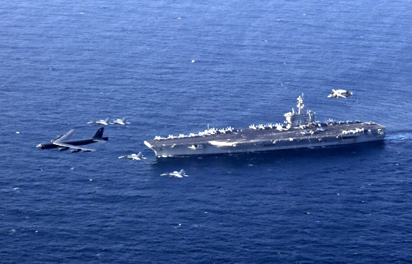 미국과 이란의 갈등이 심화하는 가운데 지난 1일(현지시간) 미 해군의 에이브러햄 링컨 항모전단(오른쪽)과 미 공군의 B52 폭격기 편대가 이란 근해인 아라비아해에서 합동훈련을 실시하면서 긴장을 고조시켰다. 아라비아해 AP 연합뉴스