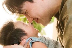 ‘김효진 ♥’ 유지태, 둘째 아들 바라보는 달달 미소 ‘아들 바보’