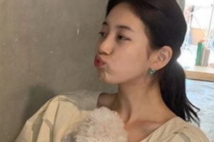 수지, 강아지 꼭 안은 모습 ‘오늘도 러블리’ [EN스타]