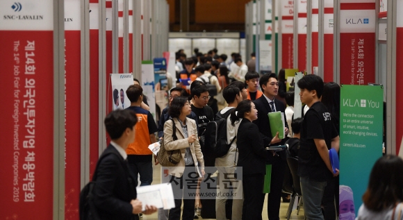 제14회 외국인투자기업 채용박람회가 열린 4일 서울 삼성동 코엑스 전시관에서 참가자들이 부스를 둘러보고 있다.2019. 6. 4. 박윤슬 기자 seul@seoul.co.kr